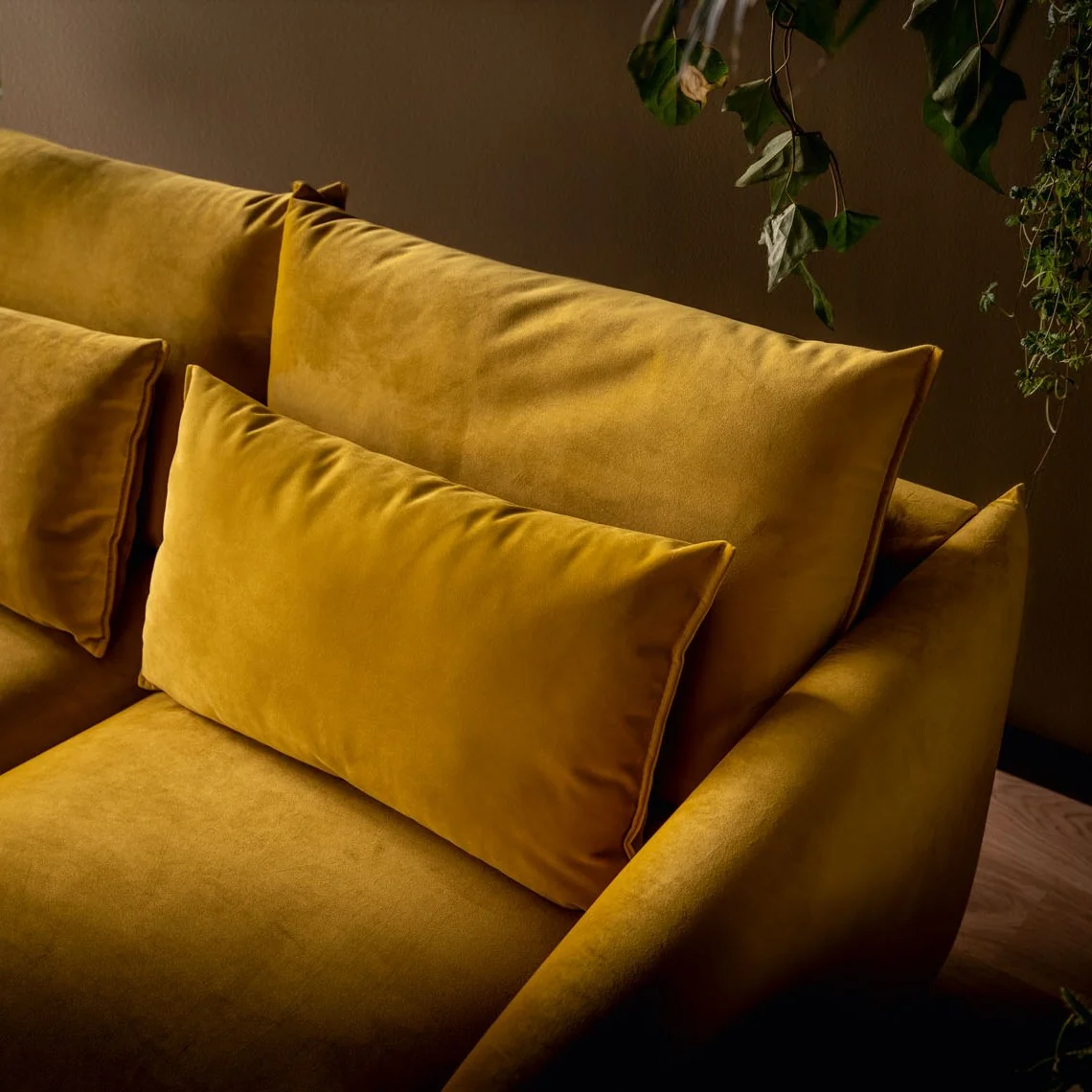 żółta sofa w tkaninie welurowej